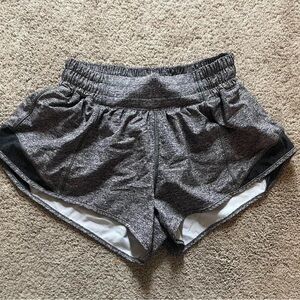 Gray lululemon hotty hots 2.5”